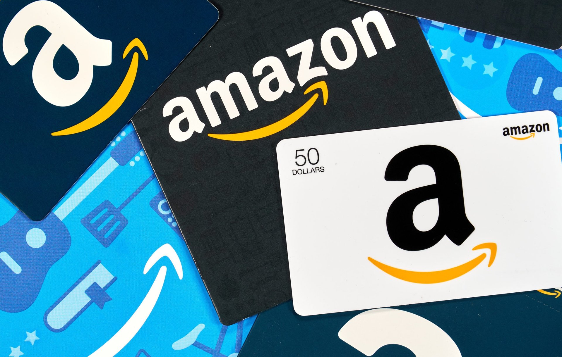 Amazon Gives $15 Free Credit score With Present Card Buy